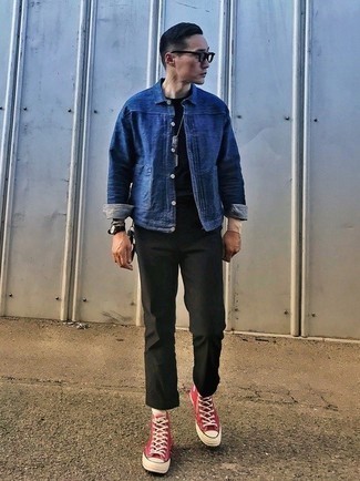 Comment porter des baskets montantes en toile rouges