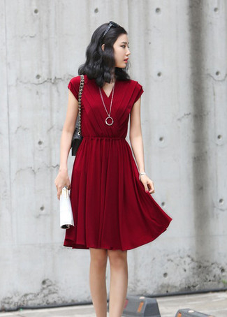Comment porter une robe décontractée rouge