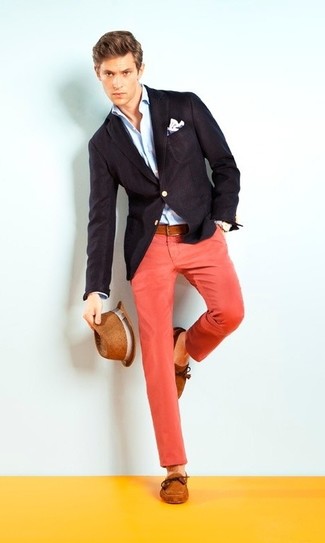 Comment porter un pantalon chino rouge quand il fait chaud