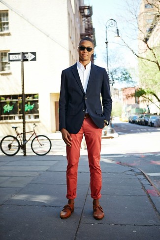 Comment porter un pantalon chino rouge quand il fait chaud