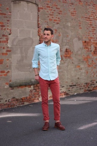 Comment porter un pantalon chino rouge quand il fait chaud