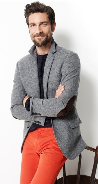 Comment porter un pantalon chino rouge quand il fait chaud