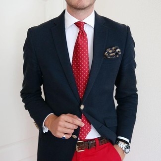 Comment porter un pantalon chino rouge quand il fait chaud