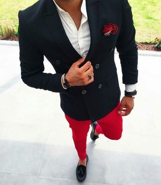 Comment porter un pantalon chino rouge quand il fait chaud