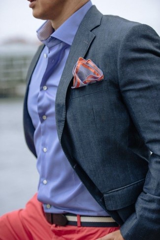 Comment porter un pantalon chino rouge quand il fait chaud