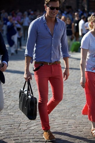 Comment porter un pantalon chino rouge quand il fait chaud