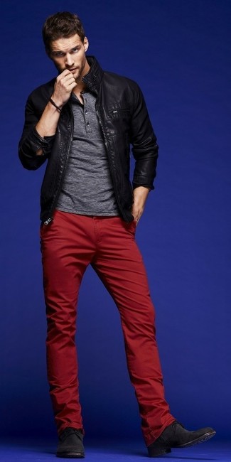 Comment porter un pantalon chino rouge quand il fait chaud