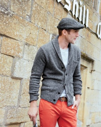Comment porter un pantalon chino rouge quand il fait chaud