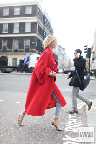 Comment porter un manteau rouge au printemps