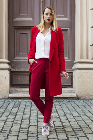 Comment porter un manteau rouge au printemps