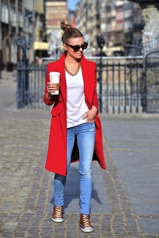 Comment porter un manteau rouge au printemps