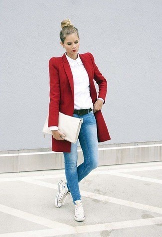 Comment porter un manteau rouge au printemps