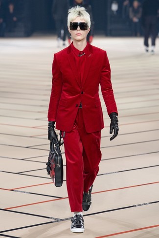 Comment porter un blazer en velours côtelé rouge