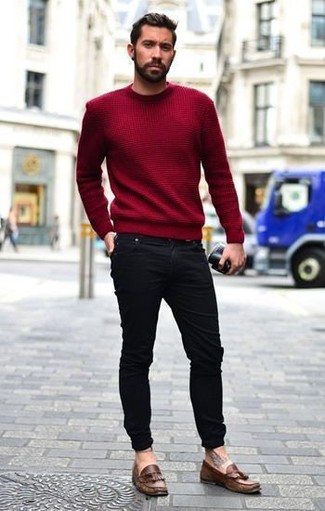 Comment porter un pull à col rond rouge
