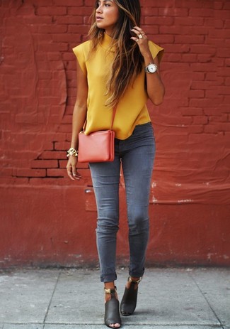 Comment porter un sac bandoulière rouge