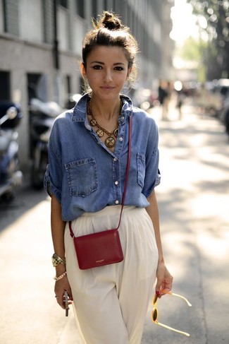 Comment porter un sac bandoulière rouge pour un style chic decontractés