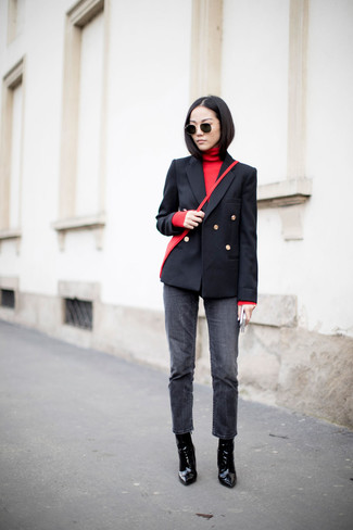 Comment porter un sac bandoulière rouge