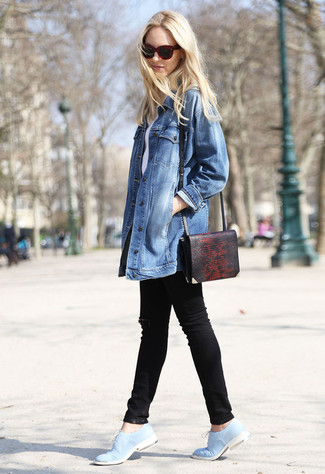 Comment porter un sac bandoulière rouge