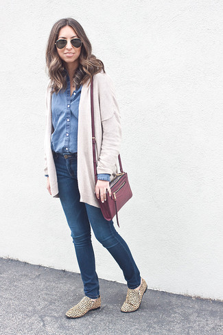 Comment porter un sac bandoulière rouge pour un style chic decontractés