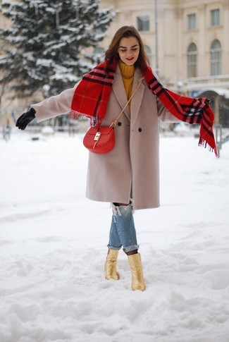 Comment porter un sac bandoulière rouge