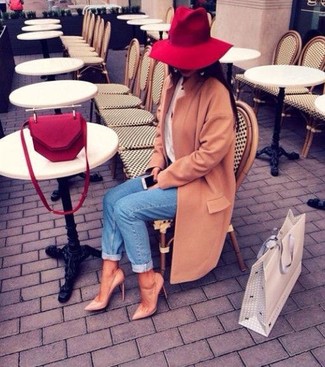 Comment porter un sac bandoulière rouge pour un style chic decontractés