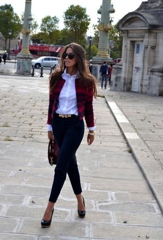 Comment porter un sac bandoulière rouge