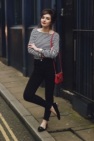 Comment porter un sac bandoulière rouge
