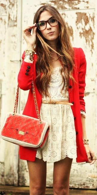 Comment porter un sac bandoulière rouge