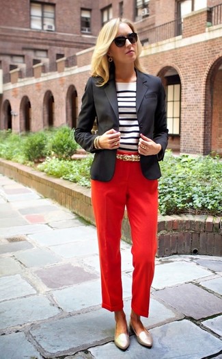 Comment porter un pantalon de costume rouge