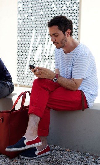 Comment porter des espadrilles rouges quand il fait très chaud