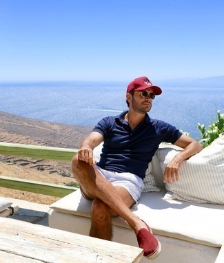 Comment porter des espadrilles rouges quand il fait très chaud