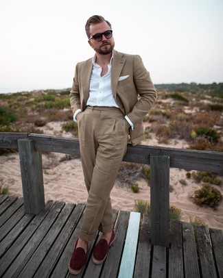Comment porter des espadrilles rouges quand il fait chaud