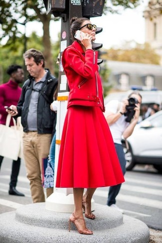 Comment porter une jupe évasée rouge