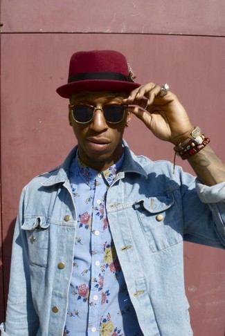 Comment porter un chapeau rouge quand il fait chaud