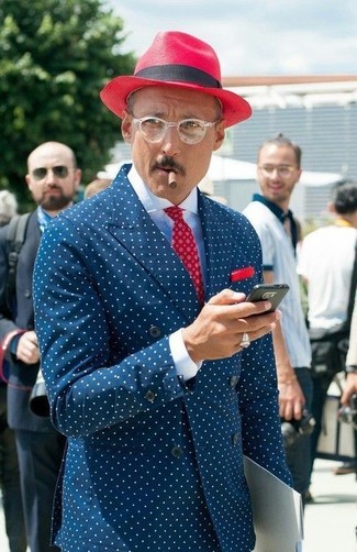 Comment porter un chapeau rouge quand il fait chaud