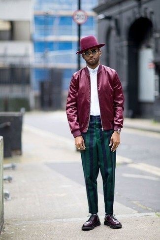 Comment porter un chapeau rouge quand il fait chaud