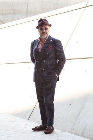 Comment porter un chapeau rouge quand il fait chaud
