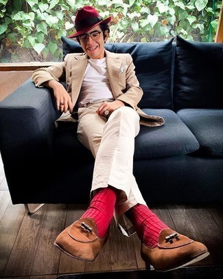 Comment porter un chapeau rouge quand il fait chaud