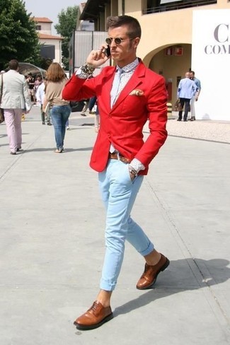 Comment porter une veste rouge pour un style chic decontractés quand il fait chaud