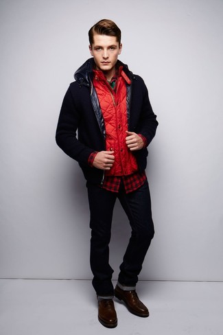 Comment porter une veste rouge quand il fait frais