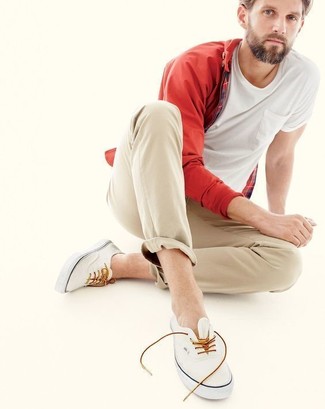 Comment porter une veste rouge pour un style decontractés
