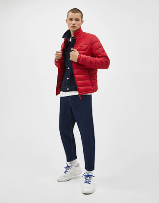 Comment porter une veste rouge quand il fait frais