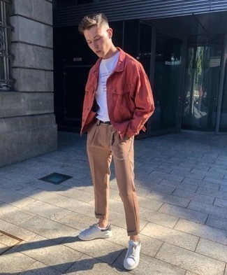 Comment porter une veste rouge à l'adolescence