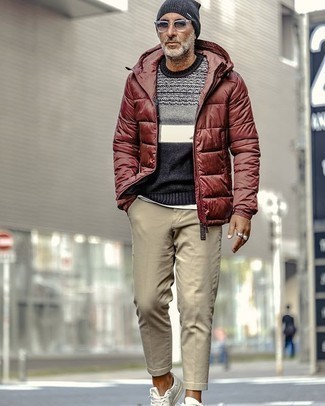 Comment porter une veste rouge pour un style chic decontractés quand il fait froid