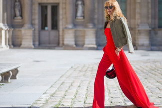Comment porter une combinaison pantalon rouge pour un style decontractés
