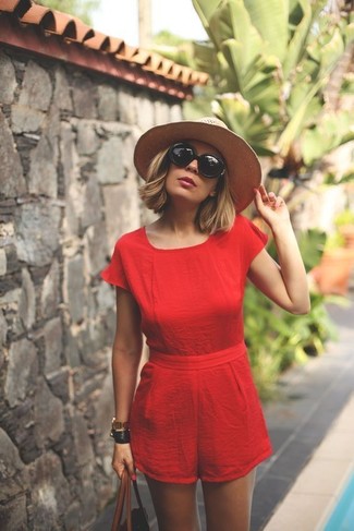 Comment porter une combinaison pantalon rouge pour un style decontractés
