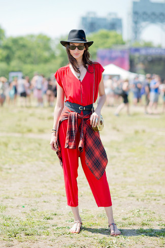 Comment porter une combinaison pantalon rouge pour un style decontractés