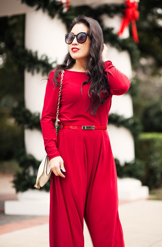 Comment porter une combinaison pantalon rouge pour un style decontractés