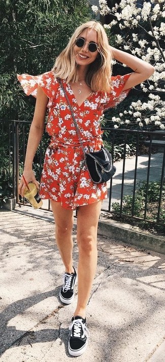Comment porter une combinaison pantalon rouge pour un style decontractés