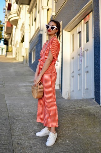 Comment porter une combinaison pantalon rouge pour un style decontractés
